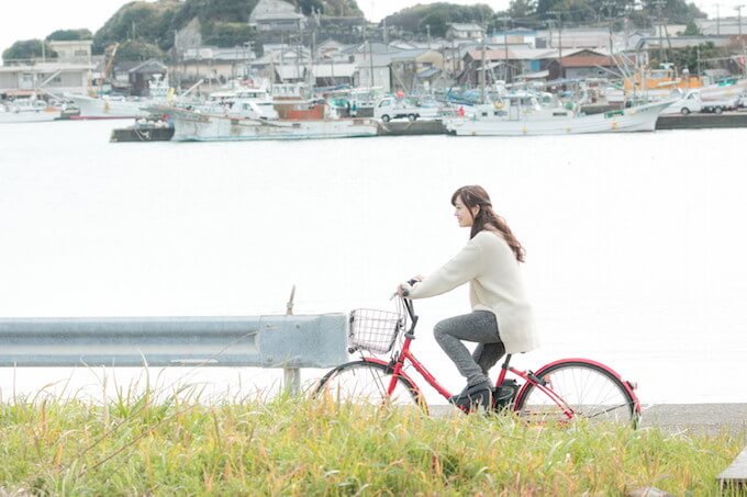 自転車に乗る女性