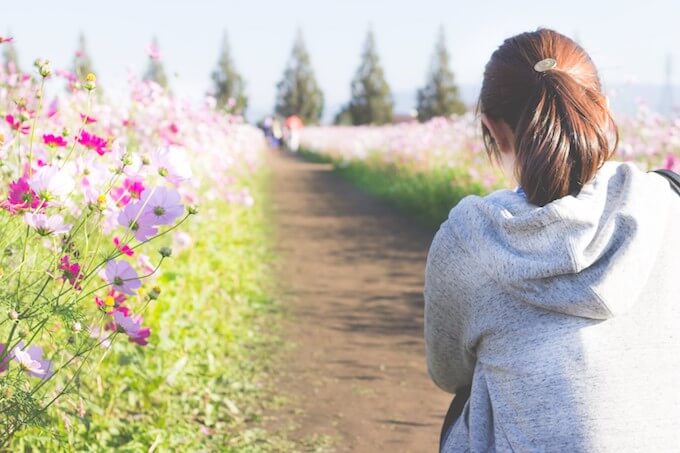 女性と花畑