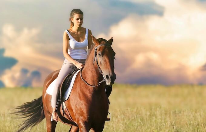 馬に乗る女性